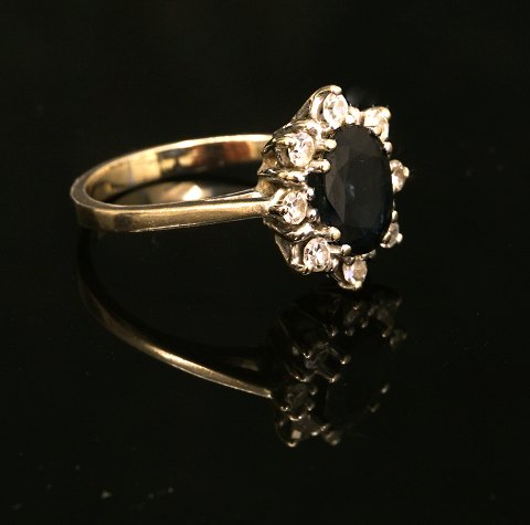 Ring, 14kt hvidguld, i midten safir flankeret af 
otte diamanter