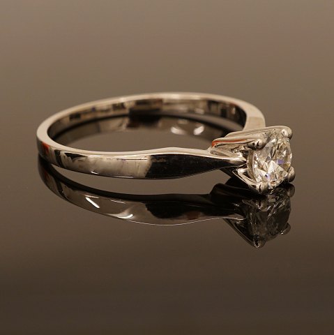 14kt hvidguldsring med brillantsleben diamant på 
ca. 0,43ct. Ringstr. 56