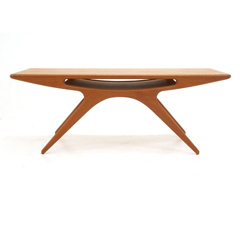 Johannes Andersen: Sofabord "Smilet". Formgivet 
1957, teak. H: 51cm. L: 134cm. B: 51cm