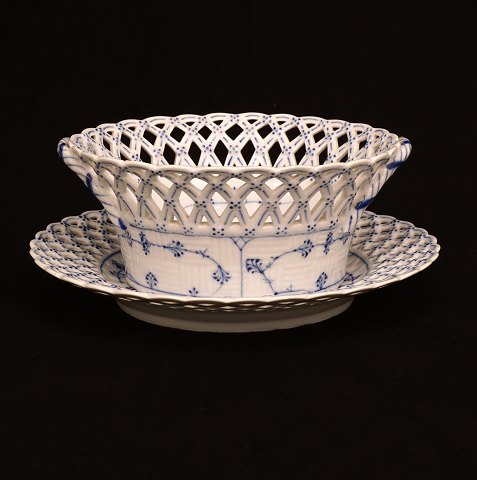 Royal Copenhagen: Musselmalet frugtskål med 
underfad. # 1050. 1. Sortering. Skål: H: 8,1cm. D: 
20cm. Fad: 23cm