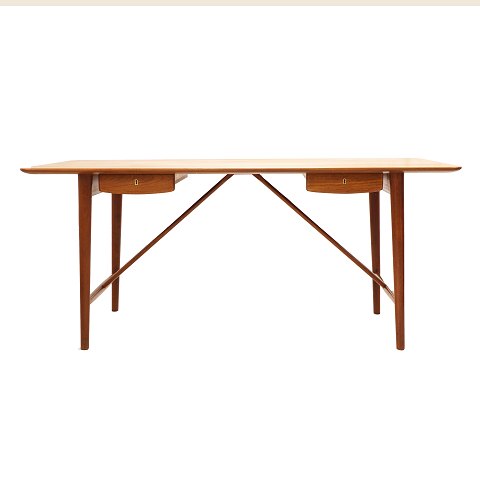 Hvidt & Mølgaard: Skrivebord i massiv teak med to 
skuffer
Model 310. Formgivet 1955
H: 73cm. Plade: 80x170cm