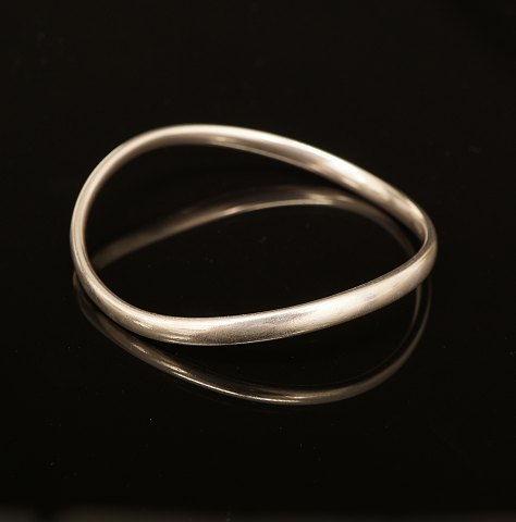 Georg Jensen: Oval armring i sterlingsølv. Mål: 
6,5x7cm