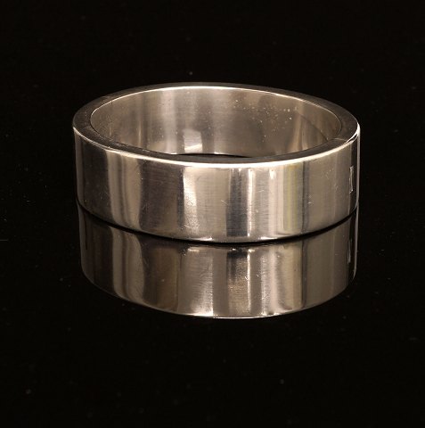 Hans Hansen: Kraftig oval armring i sterlingsølv 
med lås. Indv. mål: 6,7x5,6cm. V: 93gr