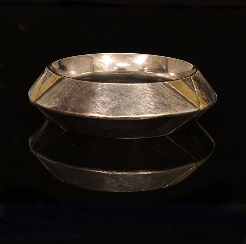 Ulrik Jungersen, Odense: Kraftig armring i 
sterlingsølv med forgyldninger. D indv: 6,3cm