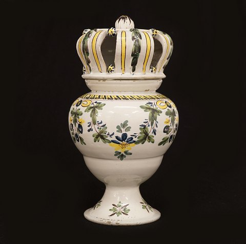 Kellinghusen potpourrivase af fajance. 
Kellinghusen ca. år 1790. H: 27cm