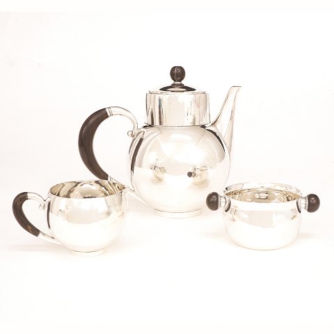 Georg Jensen Kaffegeschirr mit Kanne und 
Sahnekänchen #533 und Zuckerschale #80B. 
Sterlingsilber. Alle Teile aus den 1940er Jahren. 
H Kanne: 17cm. G Kanne: 533gr