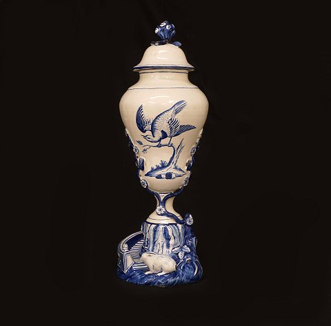 Blaudekorierte Kaninchenvase aus Fayence. 
Marieberg am 03.10.1772. H: 37cm