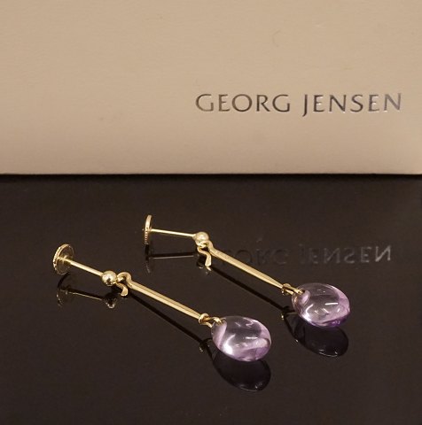 Georg Jensen: Et par ørestikker i 18kt guld. 
Leveres i original æske. L: 4,2cm + lås