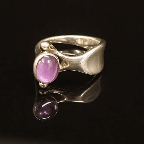 Georg Jensen: Dew Drop ring i sterlingsølv med 
ametyst. Ringstr. 54. Leveres i original æske