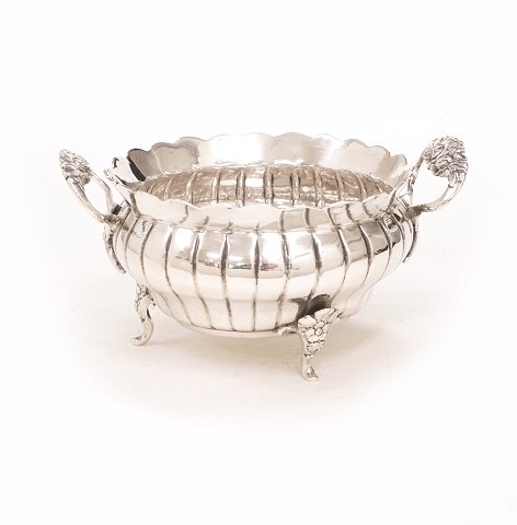 Niels Pihl, Copenhagen, 1768-96: Silver sugar 
bowl. Circa 1778. H: 9,5cm. D: 17cm. W: 299gr