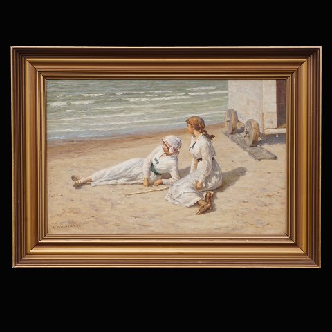 N. F. Schiøttz-Jensen, 1855-1941: To badepiger på 
stranden i Lønstrup. Olie på lærred. Signeret og 
dateret 1916. Lysmål: 39x60cm. Med ramme: 56x77cm