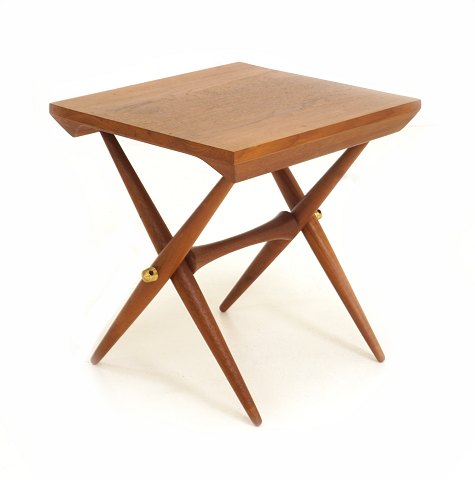 Jens Harald Quistgaard: Lille lampebord i teak. 
Signeret. H: 44cm. Plade: 38x41cm