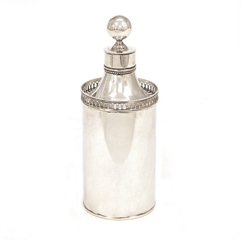 Preetzer Teedose aus Silber. Meister: Hinrich 
Friedrich Jensen, Preetz, 1767-1842. H: 15,1cm. G: 
143gr
