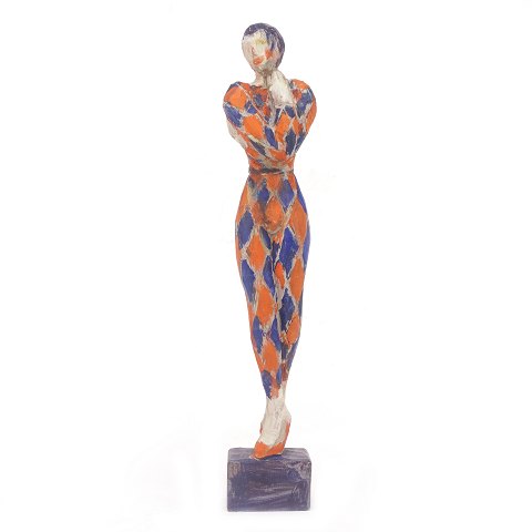 Stor Harlekin figur skåret i træ. Udført af maler 
og billedhugger Thorvald Pedersen, 1899-1988, 
Odense. H: 37cm. B: 6,5cm