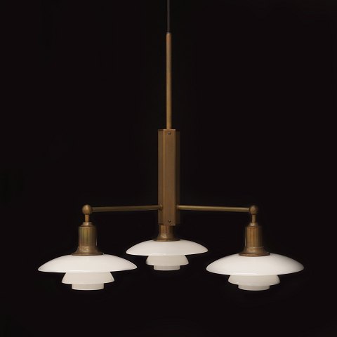 Poul Henningsen: Deckenlecuhter. Hergestellt von 
Louis Poulsen. H: 57cm. D: 57cm