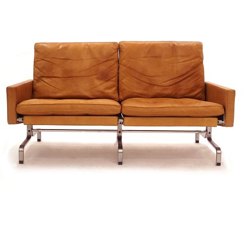 Poul Kjærholm PK31/2 topersoners sofa betrukket 
med brunt patineret læder. Fremstillet af Fritz 
Hansen. H: 70cm. L: 137cm. D: 76cm