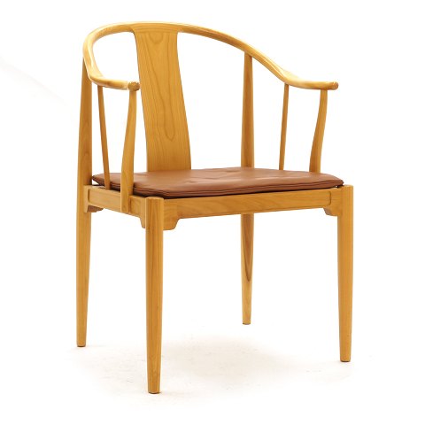 Kinastolen af Hans J. Wegner i lyst kirsebærtræ 
med ny cognacfarvet læderhynde. Formgivet af Hans 
J. Wegner 1944. Fremstillet af Fritz Hansen 
begyndelsen af 1980erne. 4 stk på lager. Kan 
anvendes som sæt