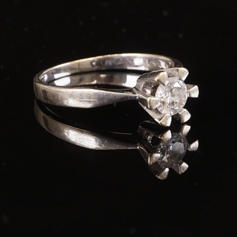 14 kt white gold ring with a circa 0,5ct diamond. 
W/P1. Ringsize 57