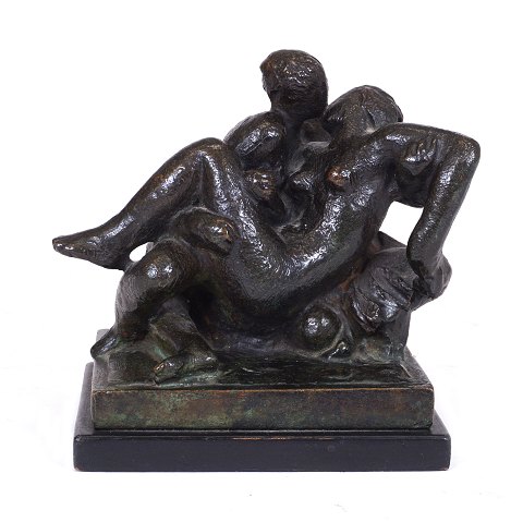 Gerhard Henning bronzefigur. Gerhard Henning, 
1880-1967, bronzefigur i form af elskovspar. 
Signeret. Monteret på sokkel. H: 12cm. 9,5x10,5cm. 
(Mål uden sokkel)