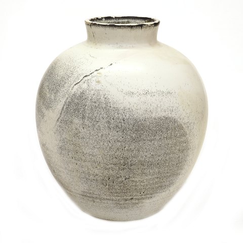 Large stoneware vase by Svend Hammershøi for 
Kæhler. H: 32cm