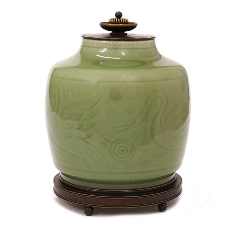 Celadon glaseret stentøjs lågvase med svanemotiver 
af Georg Thylstrup for Royal Copenhagen #2499. 
Bronzelåg og -fod af Knud Andersen med stempel. 
Flot stand. H: 22cm