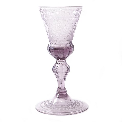 Stor rigt slebet glaspokal prydet med kronede 
monogrammer for prinsesserne Charlotte Amalie, 
Sophie Magdalene, Wilhelmine Caroline og Louise.  
Pokalen er omtalt  i "Der Glasfreund" September 
2008 og tilskrevet Nøstetangen ca.  175