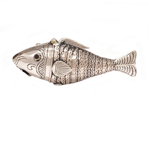 Riechdose aus Silber in Form von einem Fisch. 
Dänemark um 1830. L: 8cm. G: 26,2gr