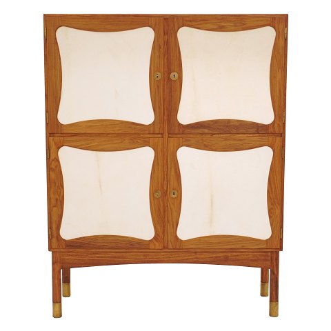 Walnussfurnierter Schrank von Jens Ingvard, 
Jensen, Odense um 1948. H: 156cm. B: 120cm. T: 
42cm