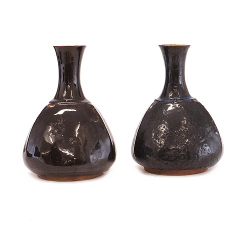 Pair of stoneware vases by Lisbeth Munch-Petersen, 
1909-97. H: 16cm