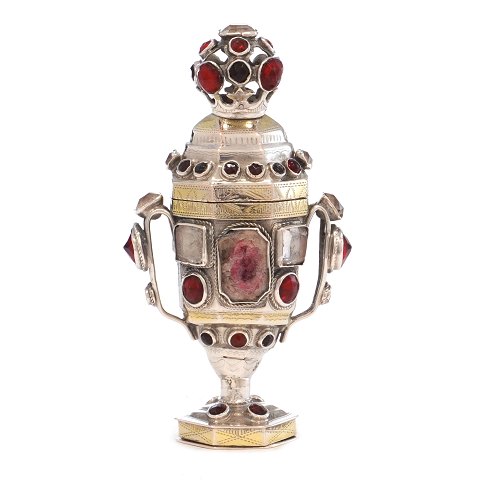 Hovedvandsæg i delvist forgyldt sølv udført i 
meget kraftig kvalitet af Paul Hansen, Tønder, 
1785-1830. H: 12cm