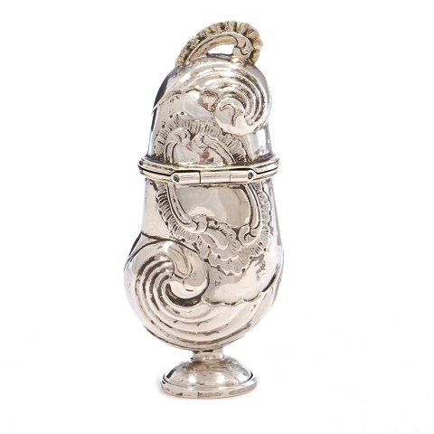 Danish silver vinaigrette by Joachim Weller, 
1754-92, Holstebro
H: 8,2cm