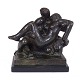 Gerhard Henning bronzefigur. Gerhard Henning, 1880-1967, bronzefigur i form af 
elskovspar. Signeret. Monteret på sokkel. H: 12cm. 9,5x10,5cm. (Mål uden sokkel)