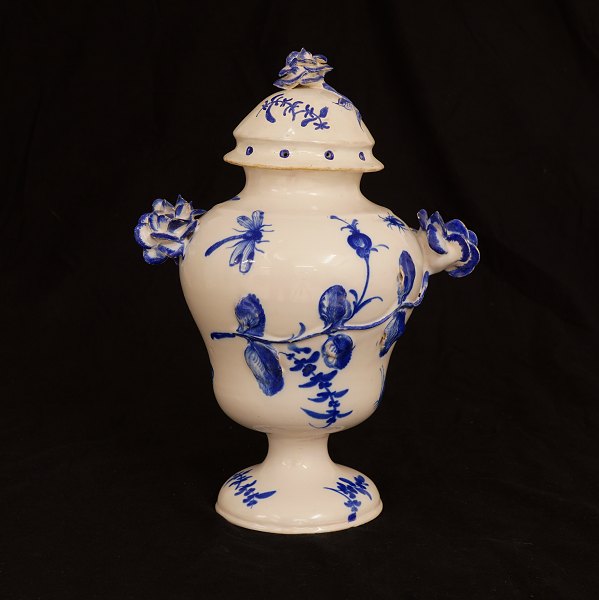 Blådekoreret potpourrivase af fajance. Stockelsdorff ca. år 1780. H: 36cm