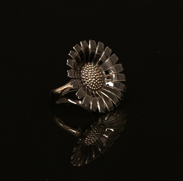 Georg Jensen: Stor Daisy / Marguerit ring af rhodineret sterlingsølv. D: 3,2cm. 
Ringstr. 58