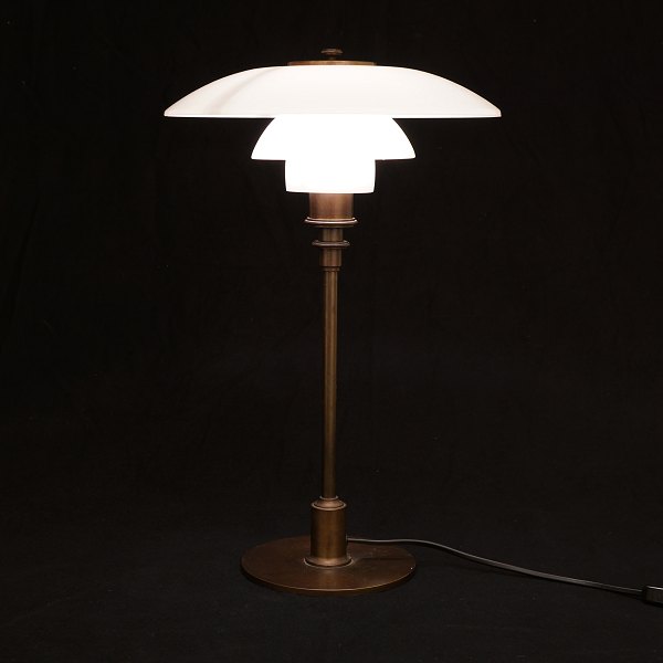 Poul Henningsen: PH 3/2-lampe, produceret af Louis Poulsen. Brunpatineret stel.  
H: 45cm