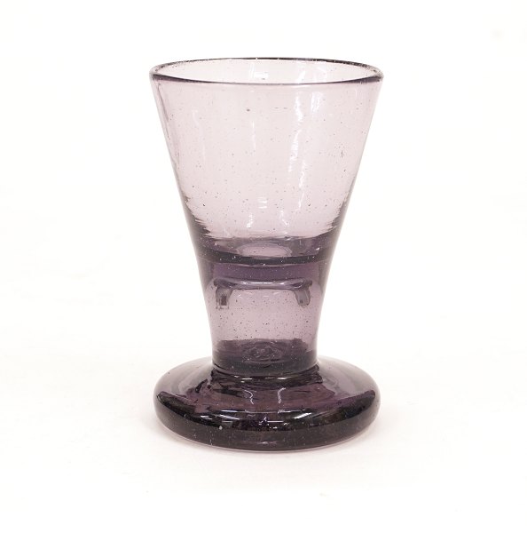 Norsk frimurerglas med mørkviolet sats. Nøstetangen Glasværk ca. år 1770. H: 
10,2cm