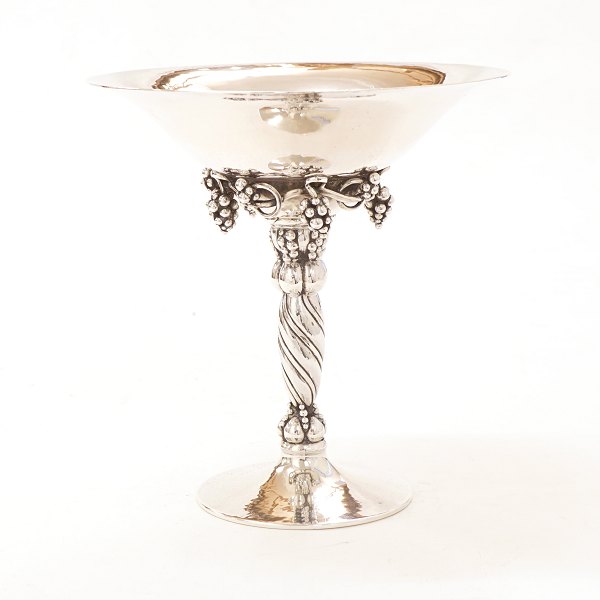 Georg Jensen: Drueopsats i sterlingsølv. #263B.
H: 19cm. D: 18,4cm. V: 577gr