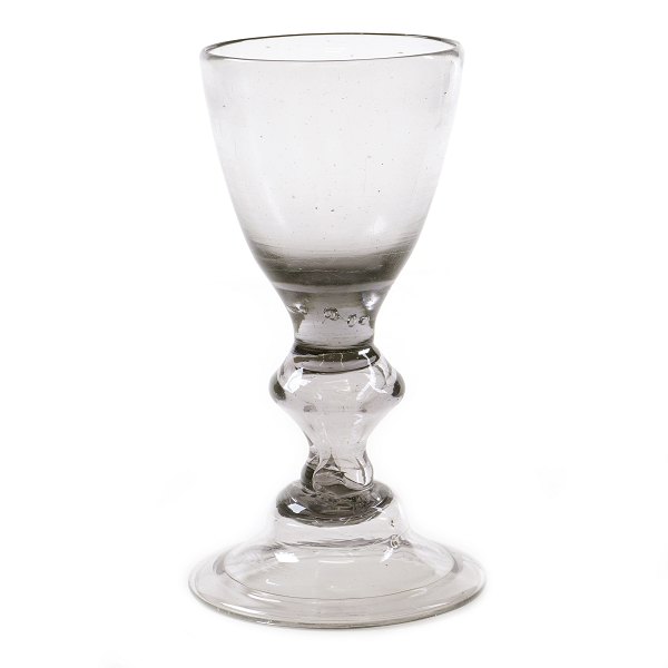 Norsk glas med flot mørk sats. Nøstetangen ca. år 1770. Kumme med lettere 
glaspest. H: 17cm