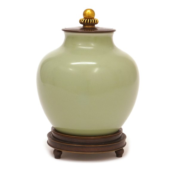 Steinzeug Vase von Royal Copenhagen mit Bronzenmontierung. Datiert 1935. H: 
17,5cm