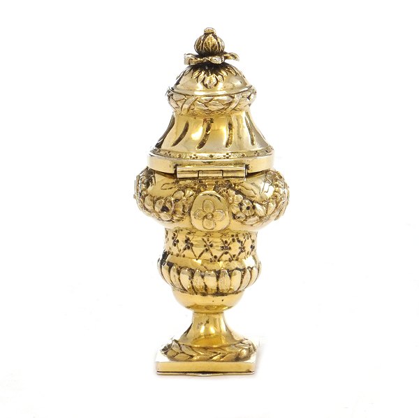 Hovedvandsæg i delvist forgyldt sølv af Christian Nielsen Lindbach, 1767-1815, 
København. H: 7,6cm