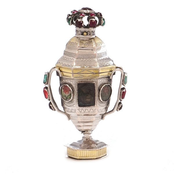 Hovedvandsæg i delvist forgyldt sølv med utydeligt mesterstempel. Tønder ca. år 
1820. H. 10cm