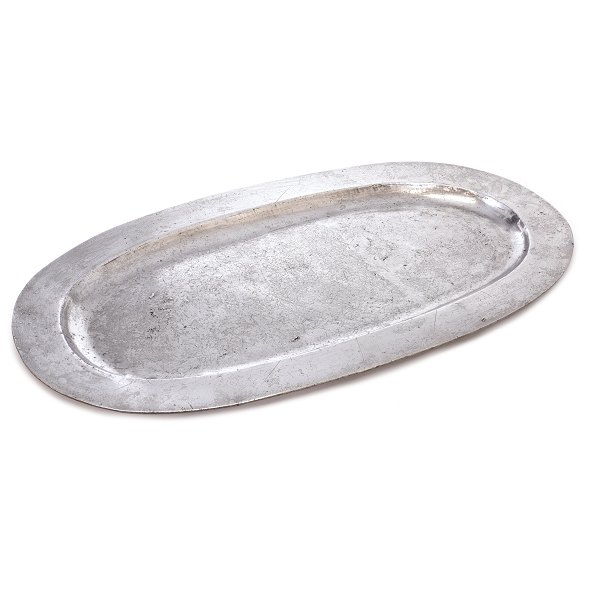 Tidligt og stort ovalt dyrerygsfad i tin udført af Friedrich Friedrich, København,  1747-1797, ca. år 1780. Mål: 77x43cm