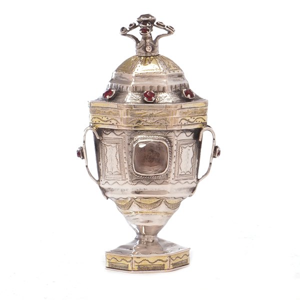 Hovedvandsæg i delvist forgyldt sølv udført af Martin Petersen Hommelhoff, Tønder, ca. år 1820. H: 9,5cm